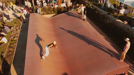 Junges-Mädchen-Mit-Lässigem-Tuch,-Das-In-Der-Öffentlichkeit-Auf-Skateboard-Auftritt,-Ericeira,-Portugal