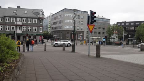 Centro-De-Reykjavik,-Islandia-Con-Autos-Moviéndose-En-La-Calle-Y-Gente-Caminando-Con-Video-Estable