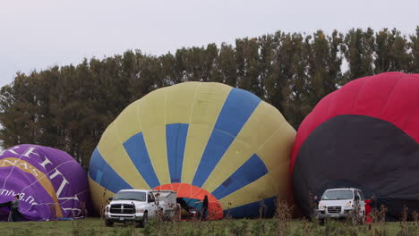 Tres-Globos-Aerostáticos-Inflados,-Preparándose-Para-El-Despegue