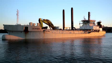 Barcaza-De-Tolva-Dividida-Utilizada-Para-Dragado-En-El-Puerto-De-Launceston,-Australia