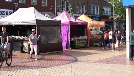 Chemmsford-City-Local-Market-In-Der-High-Street-Mit-Passanten