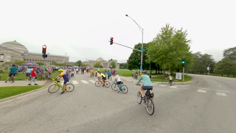 Ciclistas-De-Chicago-Que-Ingresan-Al-Museo-De-Ciencia-E-Industria,-Parada-De-Descanso-Y-área-Del-Festival-Durante-La-Conducción-En-Bicicleta-2022-Porta-Pottys-Y-Multitud-De-Edificios-Neoclásicos