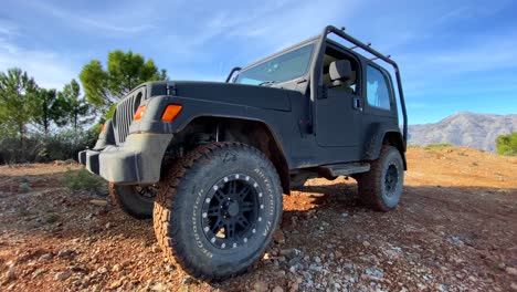 Cool-Jeep-4x4-Coche-Con-Hermosa-Naturaleza-Alrededor-De-La-Cima-De-Una-Montaña,-Divertidas-Aventuras-De-Atv-En-Un-Día-Soleado-En-Marbella-Malaga-España,-Tiro-4k