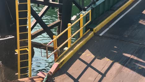 Cars-Driving-And-Onboarding-Ferry-Ship-At-The-Terminal-In-Anacortes,-Washington,-USA