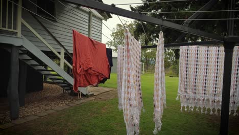 Ziehen-Sie-Sich-Vom-Waschen-Auf-Hügeln-Zurück-Heben-Sie-Die-Wäscheleine-Im-Hinterhof-Von-Queenslander-Hoch