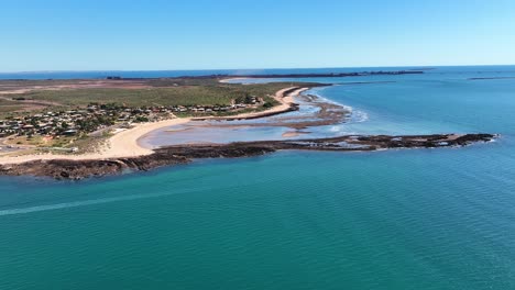 Eine-Wunderschöne-Vogelperspektive-Auf-Die-Küste-Rund-Um-Die-Kleine-Stadt-Point-Sampson-Im-Nordwesten-Australiens