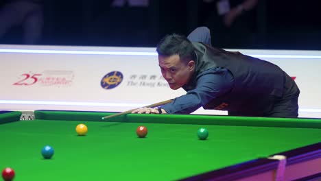 Marco-Fu,-Un-Jugador-De-Billar-Profesional-De-Hong-Kong,-Juega-Un-Tiro-Mientras-Golpea-Una-Pelota-Durante-El-Partido-Final-Del-Evento-Del-Torneo-De-Snooker-De-Maestros-De-Hong-Kong