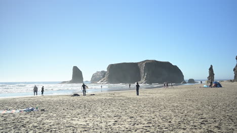 Los-Turistas-Disfrutan-De-Sus-Vacaciones-En-La-Playa-En-Bandon,-Oregon,-Estados-Unidos