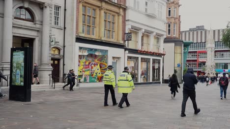 Die-Polizei-Von-Leicester-City-Geht-Im-Stadtzentrum-Auf-Und-Ab