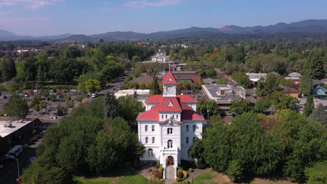 Histórico-Palacio-De-Justicia-Del-Condado-De-Benton-En-Corvallis,-Tiro-De-Drones