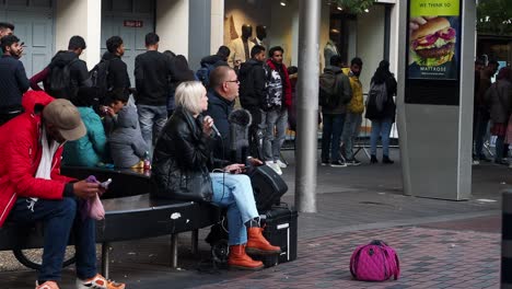 Una-Mujer-Cantando-En-El-Centro-De-La-Ciudad-De-Leicester