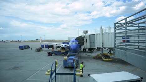 Trabajadores-Del-Aeropuerto-Cargando-Y-Descargando-Un-Avión-Suroeste-Durante-El-Día