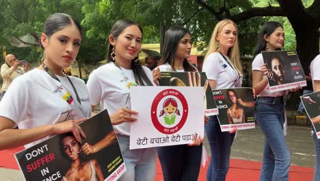 Reinas-De-Belleza-Del-Certamen-Mundial-De-Señorita-Supermodelo-De-25-Países-Sostienen-Pancartas-Durante-Una-Campaña-Internacional-Para-Salvar-A-Las-Niñas-Y-La-Violencia-Doméstica-Contra-Las-Mujeres-En-Nueva-Delhi