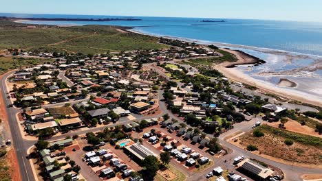 Una-Hermosa-Vista-De-Pájaro-De-La-Costa-Que-Rodea-La-Pequeña-Ciudad-De-Point-Sampson-En-El-Noroeste-De-Australia