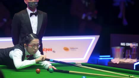 La-Jugadora-Profesional-De-Billar-De-Hong-Kong,-Ng-On-Yee,-Es-Vista-En-Acción-Mientras-Golpea-Una-Pelota-Durante-El-Partido-Final-Del-Evento-Del-Torneo-De-Snooker-De-Maestros-De-Hong-Kong