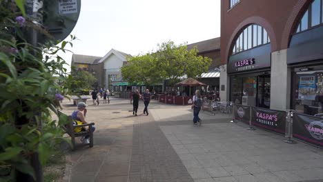 Chelmsford-High-Street-An-Einem-Sonnigen,-Warmen-Tag-Mit-Passanten