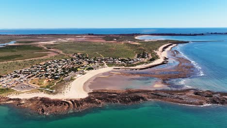 Eine-Wunderschöne-Vogelperspektive-Auf-Die-Küste-Rund-Um-Die-Kleine-Stadt-Point-Sampson-Im-Nordwesten-Australiens