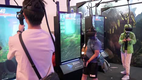 Jóvenes-Jugadores-Chinos-Y-Visitantes-Juegan-Videojuegos-Multijugador-De-Realidad-Virtual-Durante-El-Festival-De-Computadoras-Y-Comunicaciones-De-Hong-Kong-En-Hong-Kong