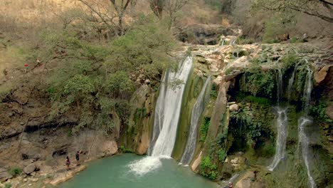 Hombre-Tratando-De-Columpiarse-En-La-Vid-En-El-Parque-Cascada-De-Comala-En-Jalisco,-México