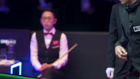 El-Jugador-De-Billar-Inglés-Ronnie-O&#39;sullivan,-Campeón-Mundial-Y-Número-Uno-Del-Mundo,-Golpea-Una-Pelota-En-Un-Partido-De-Nuevo-La-Jugadora-De-Billar-Femenina-Ng-On-Yee-Durante-El-Evento-Del-Torneo-De-Maestros-De-Billar-De-Hong-Kong