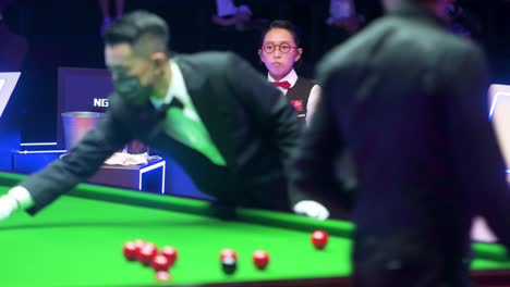 Professionelle-Snookerspielerin-Aus-Hong-Kong,-Ng-On-Yee,-Ruht-Sich-Aus-Und-Schaut-Sich-Ein-Spiel-Während-Des-Letzten-Spiels-Des-Hong-Kong-Masters-Snooker-Turniers-An