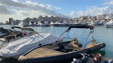 Hafen-Von-Puerto-Banus-Mit-Luxusyachten-Und-Booten-Im-Sonnigen-Marbella,-Berühmtes-Urlaubsziel-In-Spanien,-Luxuriöser-Lebensstil,-4k-aufnahme