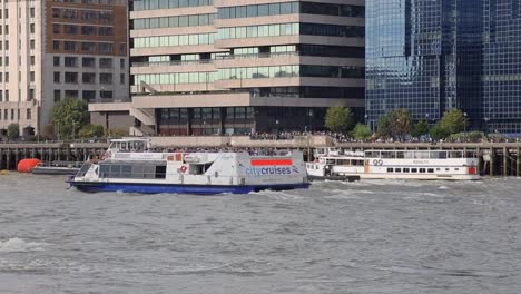 London-City-Cruise-Fähre-Entlang-Der-Themse-Unter-Modernen-Apartmentbüros-Am-Wasser