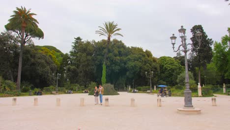 Gente-Disfrutando-De-La-Vista-De-Los-Jardines-De-Villa-Borghese-En-Verano-En-Roma,-Italia