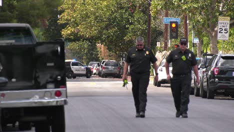 Los-Bomberos-Caminan-Hacia-El-Auto