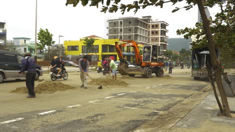 Gente-Limpiando-Calles-De-Arena-Después-Del-Tifón-Tropical-En-La-Ciudad-De-Da-Nang,-Vietnam