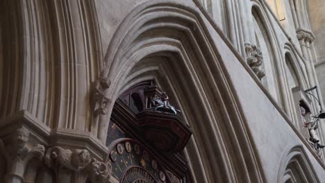 Reloj-De-Pared-De-La-Catedral-De-Pozos-Con-Sus-Caballos-Circulando-Cuando-Llegan-A-La-Hora,-Cámara-Fija-4k