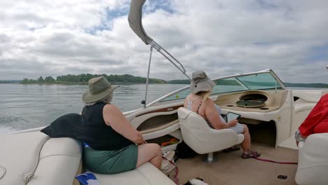 Cámara-Lenta-De-Pasajeros-En-La-Cabina-De-Un-Barco-Deportivo-Navegando-En-El-Lago-Table-Rock