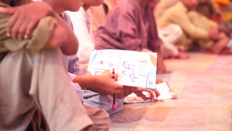 Video-De-Los-Numerosos-Estudiantes-Sentados-En-El-Tatami-Con-Libros-En-El-Brazo-En-La-Escuela-En-El-Pakistán-Rural