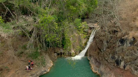 Gente-Nadando-Y-Relajándose-En-El-Parque-Cascada-De-Comala-Con-Una-Impresionante-Cascada-En-Jalisco,-México