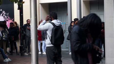 Un-Clip-De-Una-Cola-Fuera-Del-Centro-Comercial-Highcross-Para-La-Oficina-De-Correos