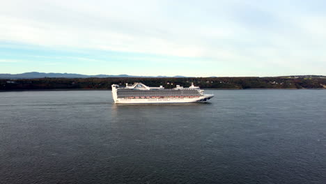 Vista-De-Drones-Del-Crucero-Princesa-Caribeña-Sobre-El-Río-San-Lorenzo,-Desde-La-Costa-Sur-De-La-Ciudad-De-Quebec