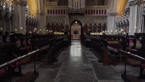 Interior-De-La-Catedral-De-Pozos,-La-Cámara-Gira-Hacia-La-Izquierda-Y-Muestra-Algunos-De-Los-Bancos-De-Madera-Donde-La-Gente-Se-Sienta-Para-Hacer-Sus-Oraciones