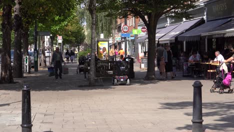 Wanstead-High-Street-En-Londres-En-Un-Día-Soleado-Con-Compradores-Caminando