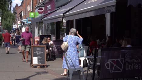 Wanstead-High-Street-Und-City-Place-Coffee-Shop-Mit-Käufern,-Die-An-Einem-Sonnigen-Tag-Vorbeigehen