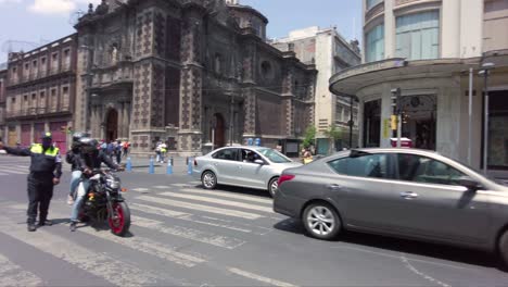 Eine-Der-Straßen,-Die-Zum-Zocalo-In-Der-Innenstadt-Von-Mexiko-Mit-Der-Kathedrale-Im-Rücken-Führt