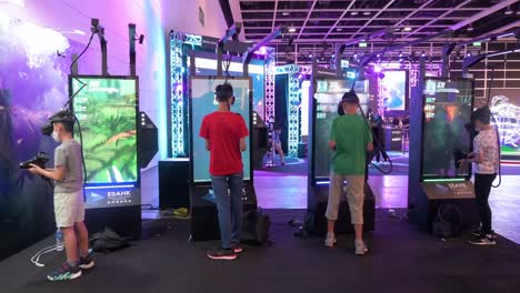 Los-Jóvenes-Jugadores-Chinos-Y-Los-Visitantes-Juegan-Videojuegos-Multijugador-De-Realidad-Virtual-Durante-El-Festival-De-Computadoras-Y-Comunicaciones-De-Hong-Kong-En-Hong-Kong