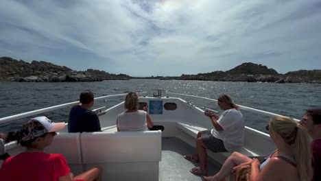 Fpv-Pov-De-Proa-De-Barco-Turístico-Con-Pasajeros-Turísticos-A-Bordo-Navegando-Hacia-La-Isla-Lavezzi-En-Córcega,-Francia