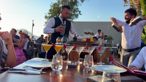 Servicepersonal-Am-Tisch-Mixt-Frische-Cocktails-Im-Restaurant-Nusret-Salt-Bae-Im-Hafen-Von-Yalikavak,-Luxuriöses-Speiseerlebnis-In-Einem-Berühmten-Restaurant-In-Bodrum,-Türkei,-4k-Aufnahme