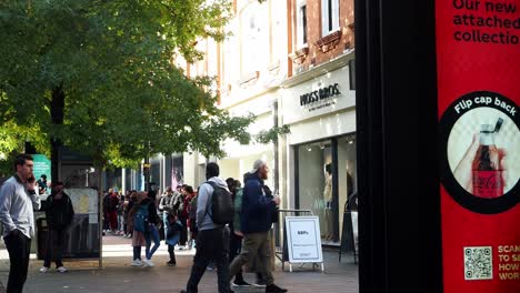 Un-Clip-De-Una-Cola-Fuera-Del-Centro-Comercial-Highcross-Para-La-Oficina-De-Correos