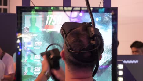 Ein-Chinesischer-Gamer-Spielt-Ein-Virtual-reality-shooting-videospiel,-Während-Er-Während-Des-Computer--Und-Kommunikationsfestivals-In-Hongkong-Nachlädt,-Zielt-Und-Auf-Ein-Ziel-Schießt