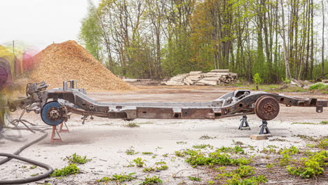 Schuss-Eines-Männlichen-Arbeiters,-Der-Schutzkleidung-Und-Schutzhelm-Trägt,-Bearbeitet-Metall-Mit-Einem-Sandstrahl