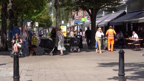 Wanstead-High-Street-An-Einem-Sehr-Sonnigen-Tag-Mit-Vielen-Käufern-Und-Geschäften