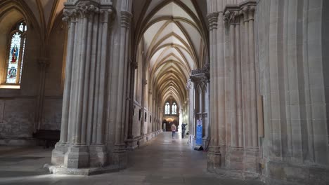 Arcos-Del-Techo-De-La-Catedral-De-Pozos,-Cámara-Moviéndose-Hacia-Abajo-Desde-El-Techo-Siguiendo-Las-Columnas-Hasta-El-Suelo