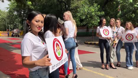 Reinas-De-Belleza-Del-Certamen-Mundial-De-Señorita-Supermodelo-De-25-Países-Sostienen-Pancartas-Durante-Una-Campaña-Internacional-Para-Salvar-A-Las-Niñas-Y-La-Violencia-Doméstica-Contra-Las-Mujeres-En-Nueva-Delhi