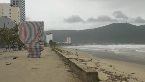 Viento-Fuerte-Y-Mar-Agitado-En-Un-Día-Oscuro,-Tormenta-Tropical-Entrante-En-La-Costa-De-La-Ciudad-De-Da-Nang,-Vietnam